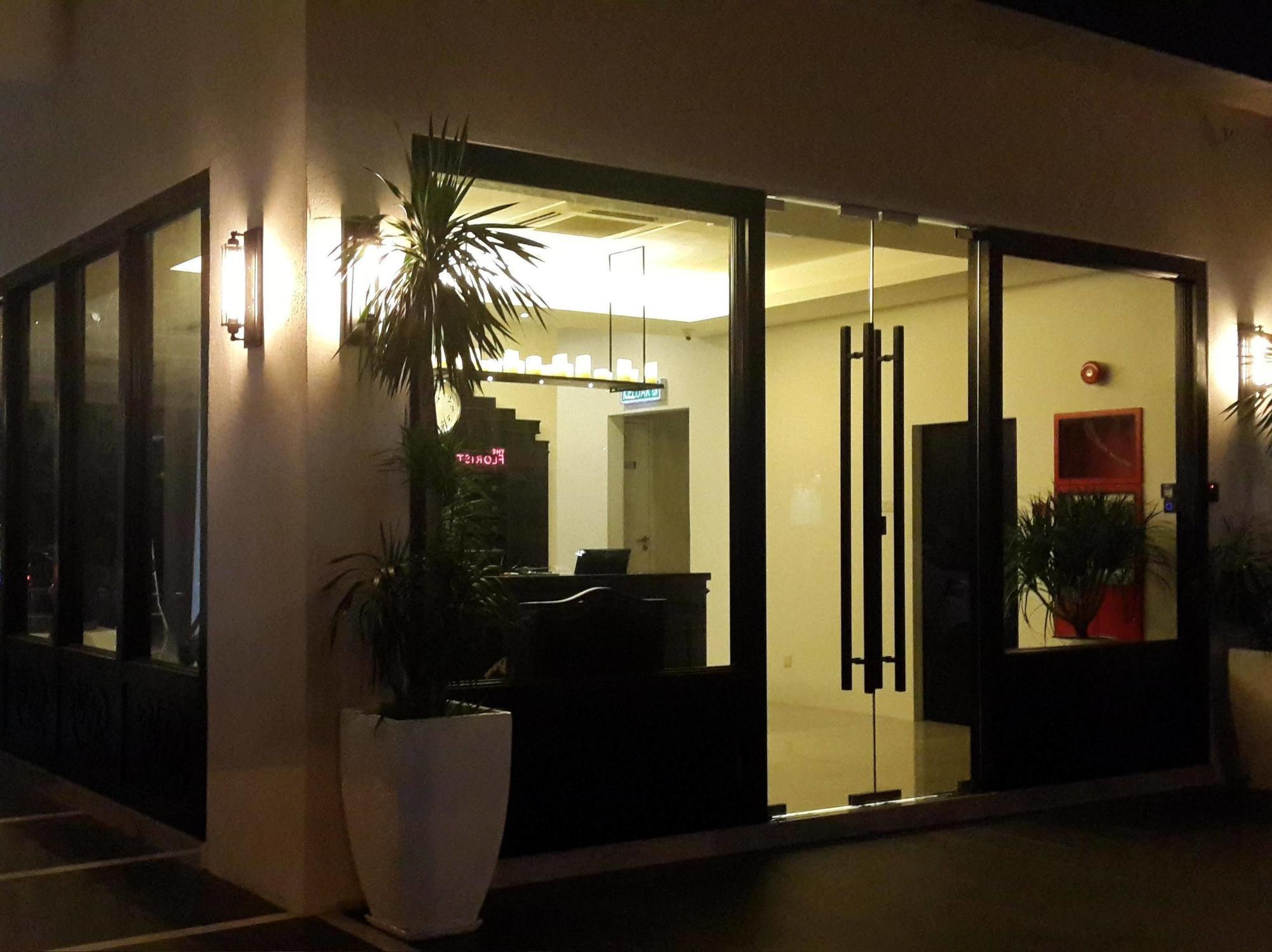Manhattan Business Hotel Damansara Perdana Petaling Jaya Exterior photo